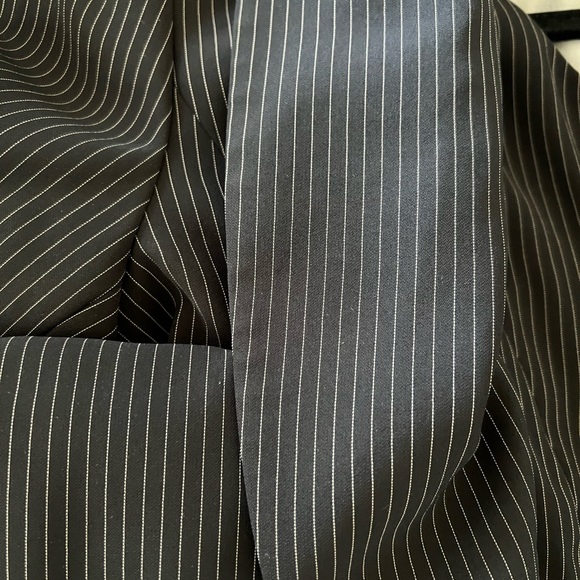 Tahari 8P 3 pc pinstripe Suit - Picture 5 of 6